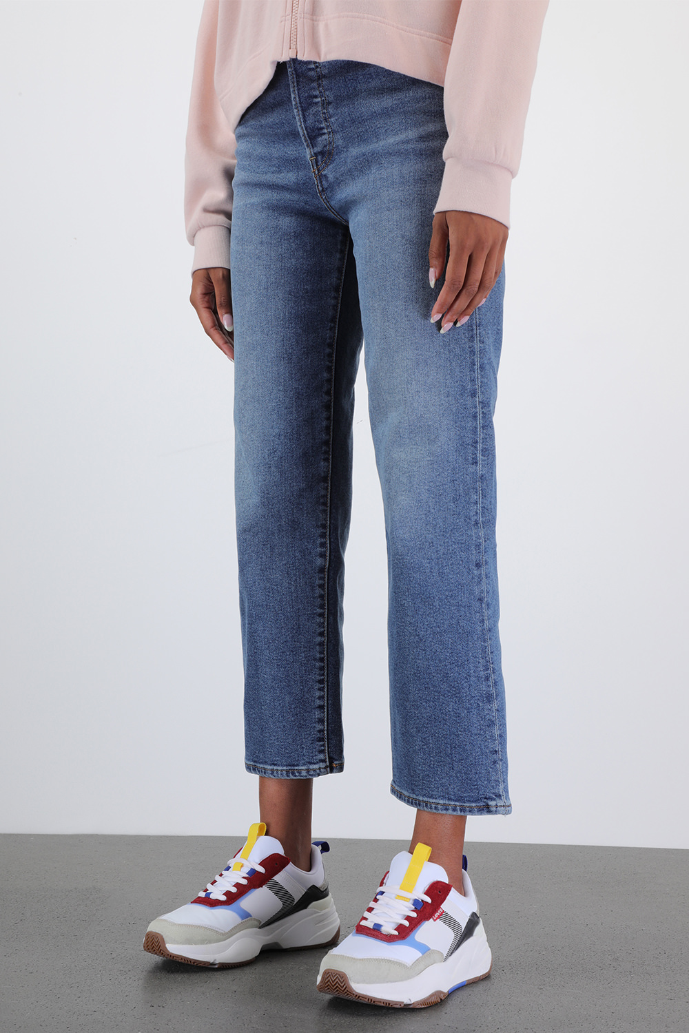 תמונת כל הלוק של Ribcage Straight Ankle Jeans in Medium Wash